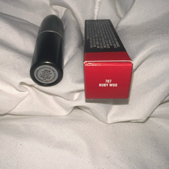 MAC Ruby Woo retro lipstick - Picture 4 of 4